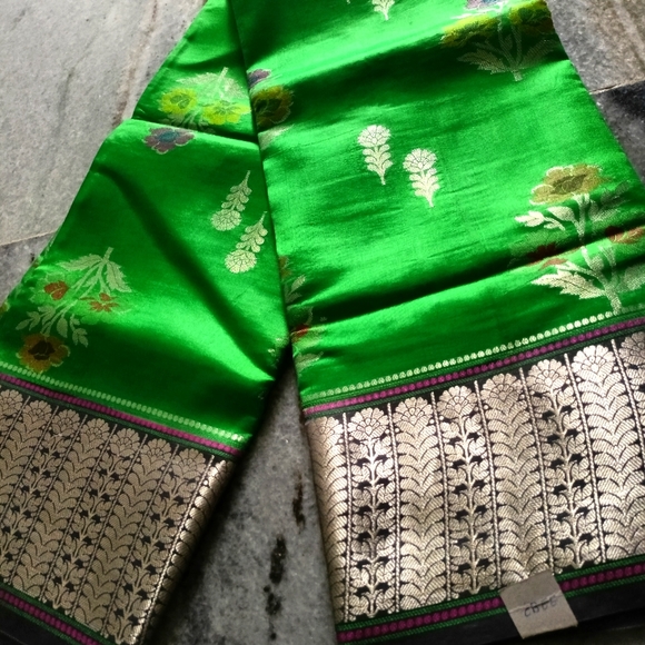 Green pure kanchi silk saree with dark Ash weaving pallu .excellent collection - Picture 7 of 8